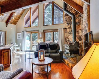 Spacious Retreat w/ Backyard: 1 Mi to Lake Almanor - Westwood - Sala de estar