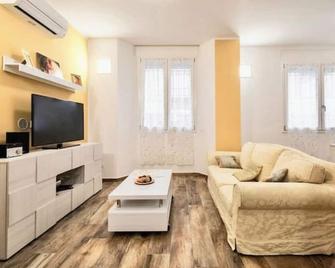 Divine Dante's Apartment - Rávena - Sala de estar
