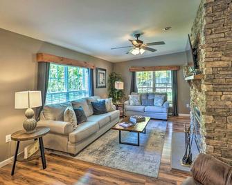 Game Room and Spacious Yard 10-Acre Catskills Home! - East Durham - Sala de estar