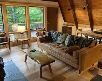 Alpine Chalet with outdoor Jacuzzi 1 mile from ski lifts - Dover - Salon