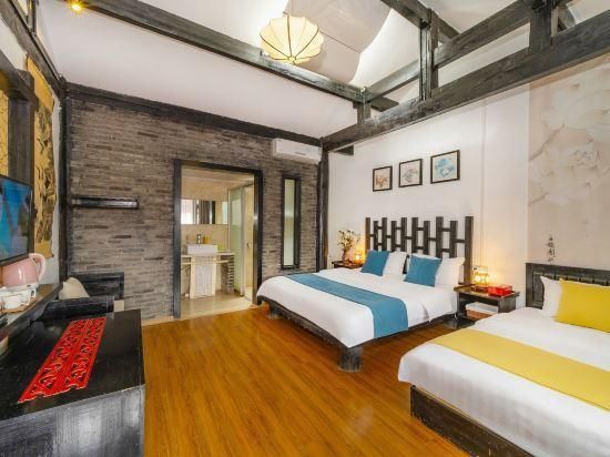 Lijiang Warm Flowers Guesthouse - ليجيانغ - غرفة نوم
