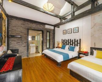 Lijiang Warm Flowers Guesthouse - ليجيانغ - غرفة نوم