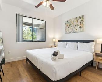 CozySuites Glendale - Westgate with pool 12 - Glendale - Bedroom