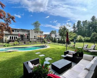Saratoga Luxury home w/Heated Salt water Pool & Hot tub, 10 min from track! - Gansevoort - Piscina