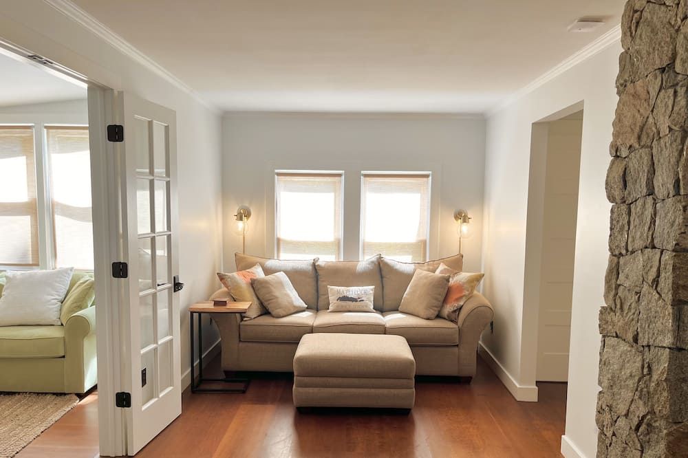 Walk to Love Lane! Immaculately renovated private cottage. - Mattituck - סלון