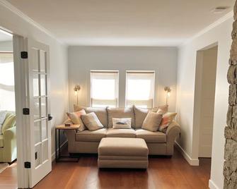 Walk to Love Lane! Immaculately renovated private cottage. - Mattituck - Living room