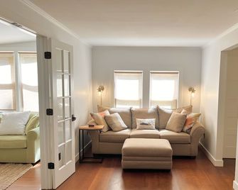 Walk to Love Lane! Immaculately renovated private cottage. - Mattituck - סלון