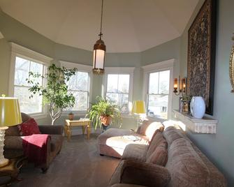 Historic home with easy access to Chicago - Glen Ellyn - Living room