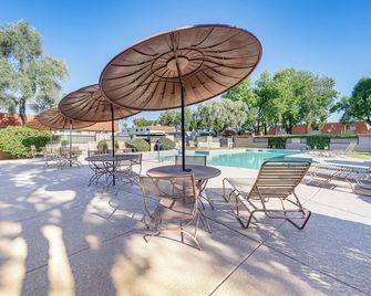 2 Mi to Old Town Dog-Friendly Condo with Patio - Scottsdale - Pool