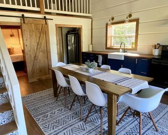 Chic Barndominium on a private lake - Daingerfield - Comedor