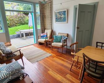 Karaka Bay Cottage Waterfront 3 Bedroom Bach Or Holiday Home - Wellington - Soggiorno