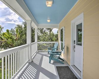 Modern Waveland Home w/ Deck, Walk to Beach! - Waveland - Balkon