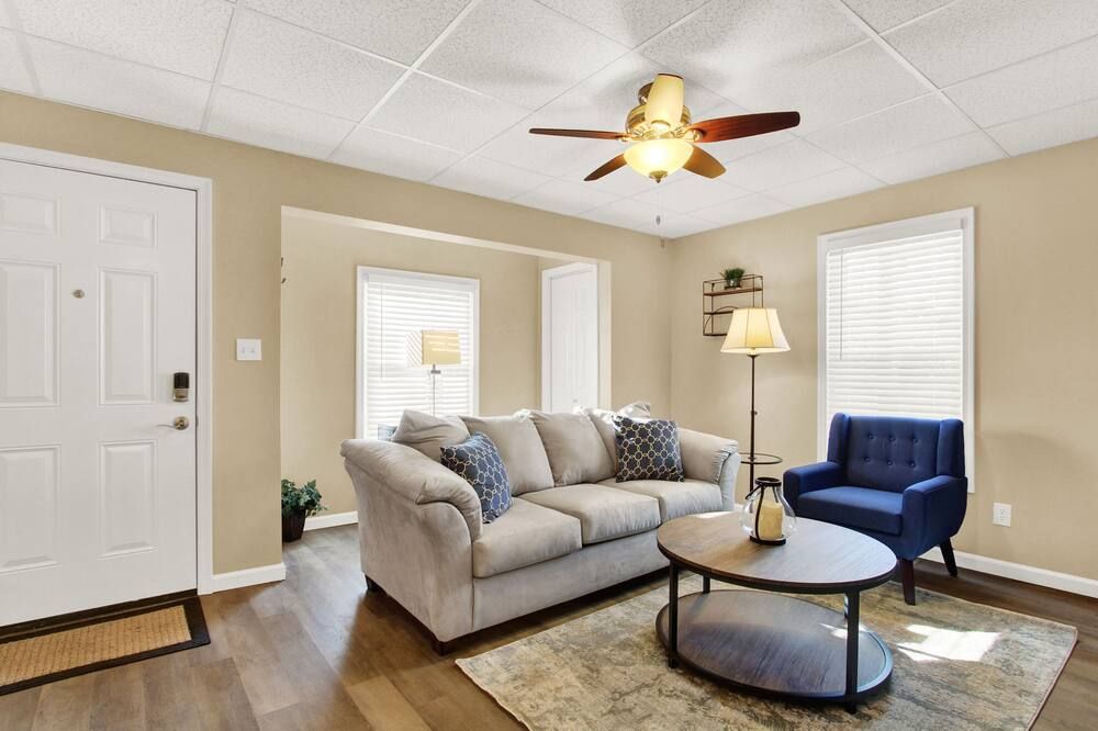 Recently remodeled 2 Bedroom apartment in Hanover-Close to Gettysburg and York - Hanover - Living room