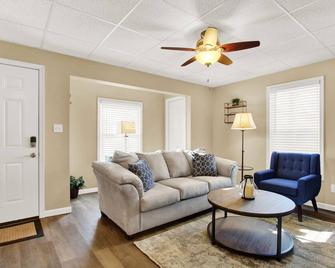 Recently remodeled 2 Bedroom apartment in Hanover-Close to Gettysburg and York - Hanover - Huiskamer