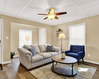 Recently remodeled 2 Bedroom apartment in Hanover-Close to Gettysburg and York - Hanover - Living room
