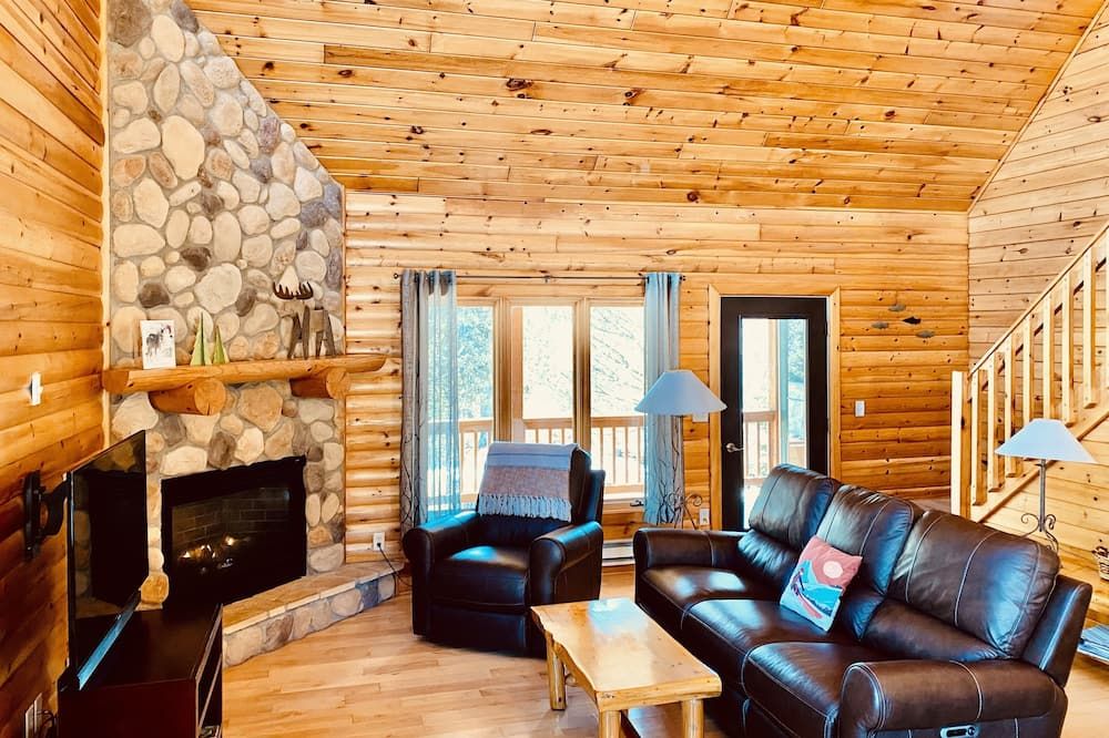 Lutsen Log Lodge! Ski, Hike, Swim & Bike, stay 3 for 2 through May - Lutsen - Living room