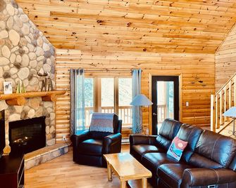Lutsen Log Lodge! Ski, Hike, Swim & Bike, stay 3 for 2 through May - Lutsen - Living room