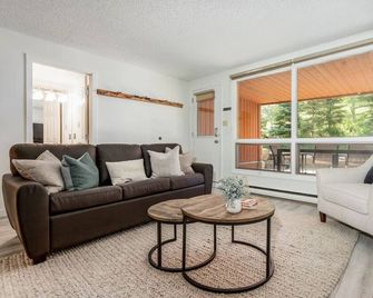 Fully Renovated Studio | Ski in/Out: Closest Condo to Lift | Pool & Hot Tubs - Panorama - Living room