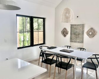 Modern home in Glen Arbor. Steam shower. Walk to lake. Air conditioning. - Glen Arbor - Dining room