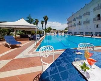 Fiordaliso Hotel - Borgo Montenero - Pool