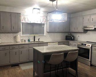 Cozy River House, Beautiful River Views, Community Boat Ramp, and Kayaks - Dayton - Kitchen