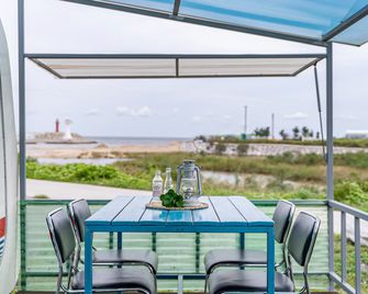 Gangneung Base Camp Caravan Glamping - Gangneung - Balcony
