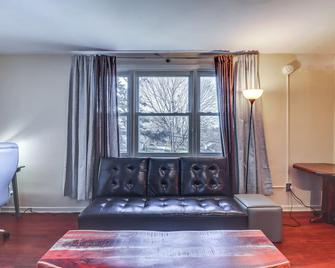 Cozy Easton Condo Near Historic Downtown - Easton - Living room