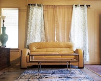 Desert Writer's Retreat - Twentynine Palms - Pokój dzienny