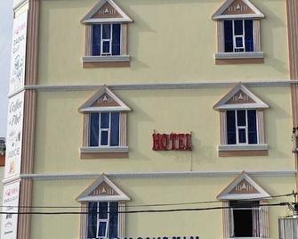 Yen Nam Hotel Hoang Van Thu - Ho Chi Minh City - Building