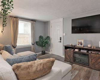 Best Condo Near Downtown - Atlanta - Living room