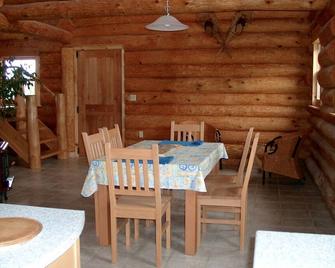 Fundy Bay Log Cabins - Berwick, Nova Scotia - Berwick - Dining room