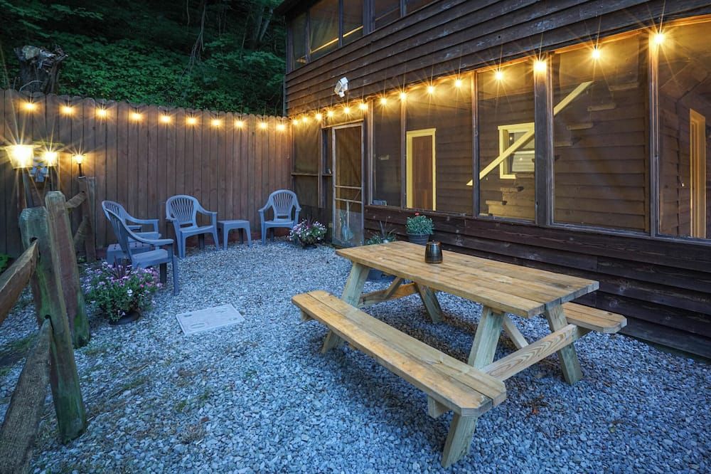 Secluded Lodge w/ grill + Free Coffee and Tea - Elkins - Innenhof