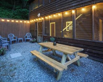 Secluded Lodge w/ grill + Free Coffee and Tea - Elkins - Innenhof