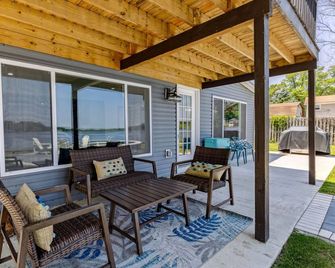 Landmark Lakehouse - luxury living in PLX - Akron - Veranda