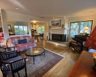 Rowayton House Close To Town - Norwalk - Living room