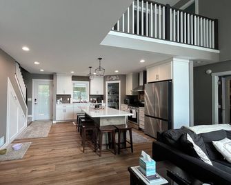 Newly remodeled Lauderdale Lakes waterfront home-hot tub, sauna, pickleball! - Elkhorn - Jídelna