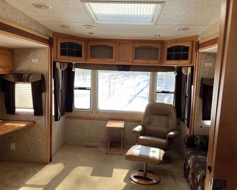 Falcon - Camper at Sunset Bay - Onanole - Sala de estar
