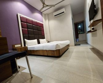 Hotel Shree Krishna Paradise - Navi Mumbai - Slaapkamer