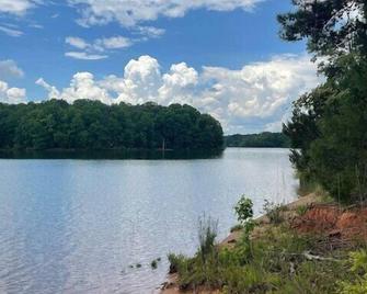 Tiny Cabin on 23 Private Lake Front Acres - Elberton