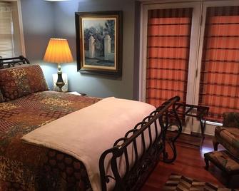 Queen Bed in Farmhouse on rural sheep and goat farm - Jefferson - Bedroom