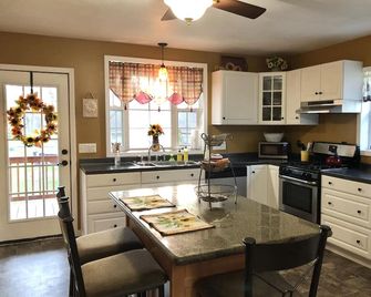 Quaint Lake Erie Vacation Cottage - Dunkirk - Kuchyň