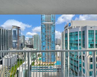 Brickell Home with New Floors and Kitchen 41st Floor - Miami - Parveke