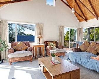 Torbay Sun Drenched Villa near Local Beaches - Torbay - Living room