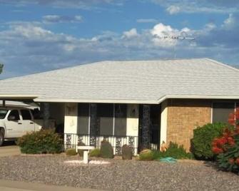 SUNseekers Getaway 2BR/1BA for 2-4 guests. Close to golf and rec centers - Sun City - Building