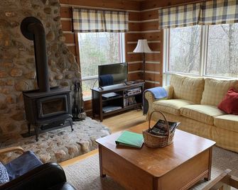 Quiet Laurentian Getaway, Close to the Excitement - Lac-Supérieur - Wohnzimmer