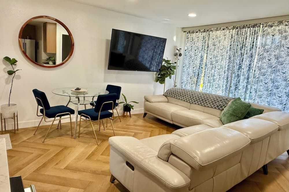Modern Golden Triangle Condo Perfect for Extended & Corporate Stays - سان دييغو - غرفة معيشة