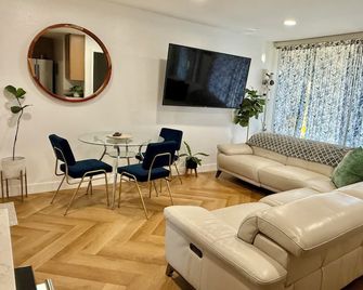 Modern Golden Triangle Condo Perfect for Extended & Corporate Stays - 聖地亞哥 - 客廳