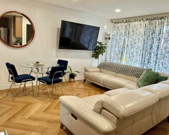 Modern Golden Triangle Condo Perfect for Extended & Corporate Stays - سان دييغو - غرفة معيشة
