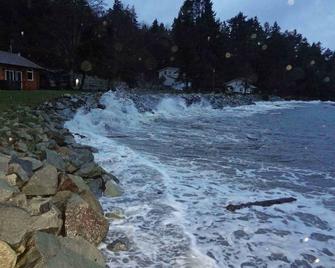 Courtenay Walk-On Oceanfront Cottage (A) at Udina Bay Vancouver Island - Courtenay - Building