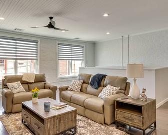 Walk to Downtown Cozy Lenoir Apartment! - Lenoir - Wohnzimmer